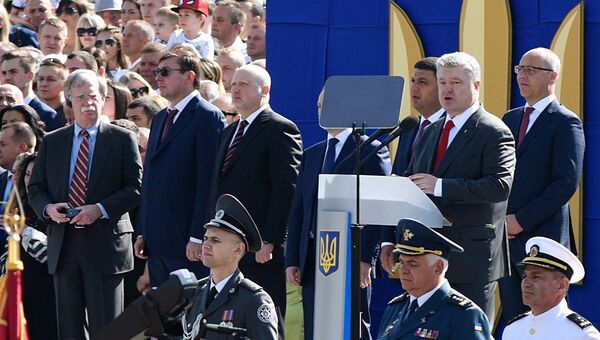 Президент Украины Петр Порошенко выступает на военном параде в Киеве