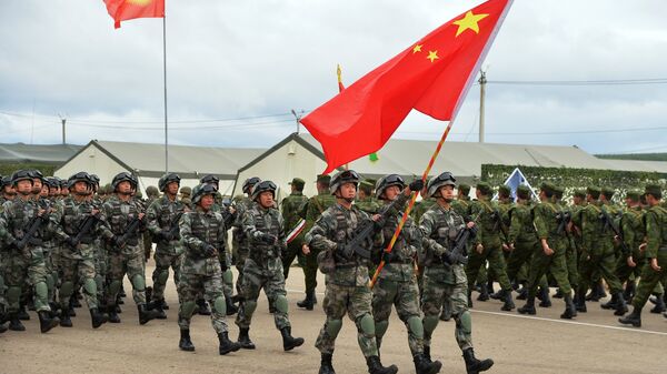 Военнослужащие вооруженных сил КНР (на первом плане) во время прохождения парадным строем на торжественном открытии учений стран-членов ШОС Мирная миссия-2018 в Чебаркуле. Архивное фото
