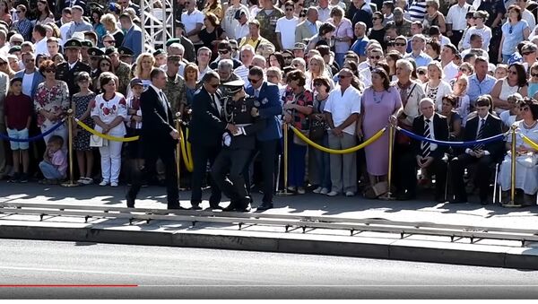 Солдату почетного караула стало плохо во время выступления Порошенко. Скриншот видео