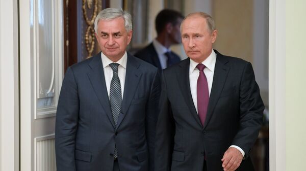 Президент РФ Владимир Путин и президент Республики Абхазия Рауль Хаджимба во время встречи