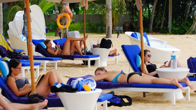 Туристы отдыхают на пляже Таиланда
