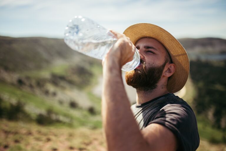 Турист пьет воду Турист пьет воду
