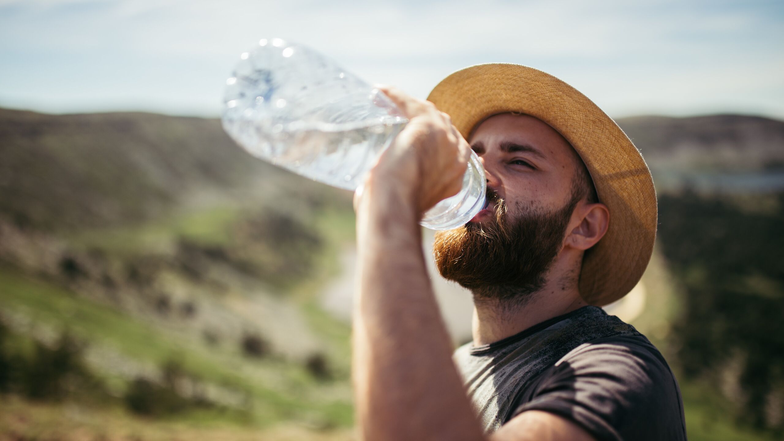 Жара можно пить. Путешественник пьет воду. Жажда воды. Туристы на воде. Турист пьет воду.