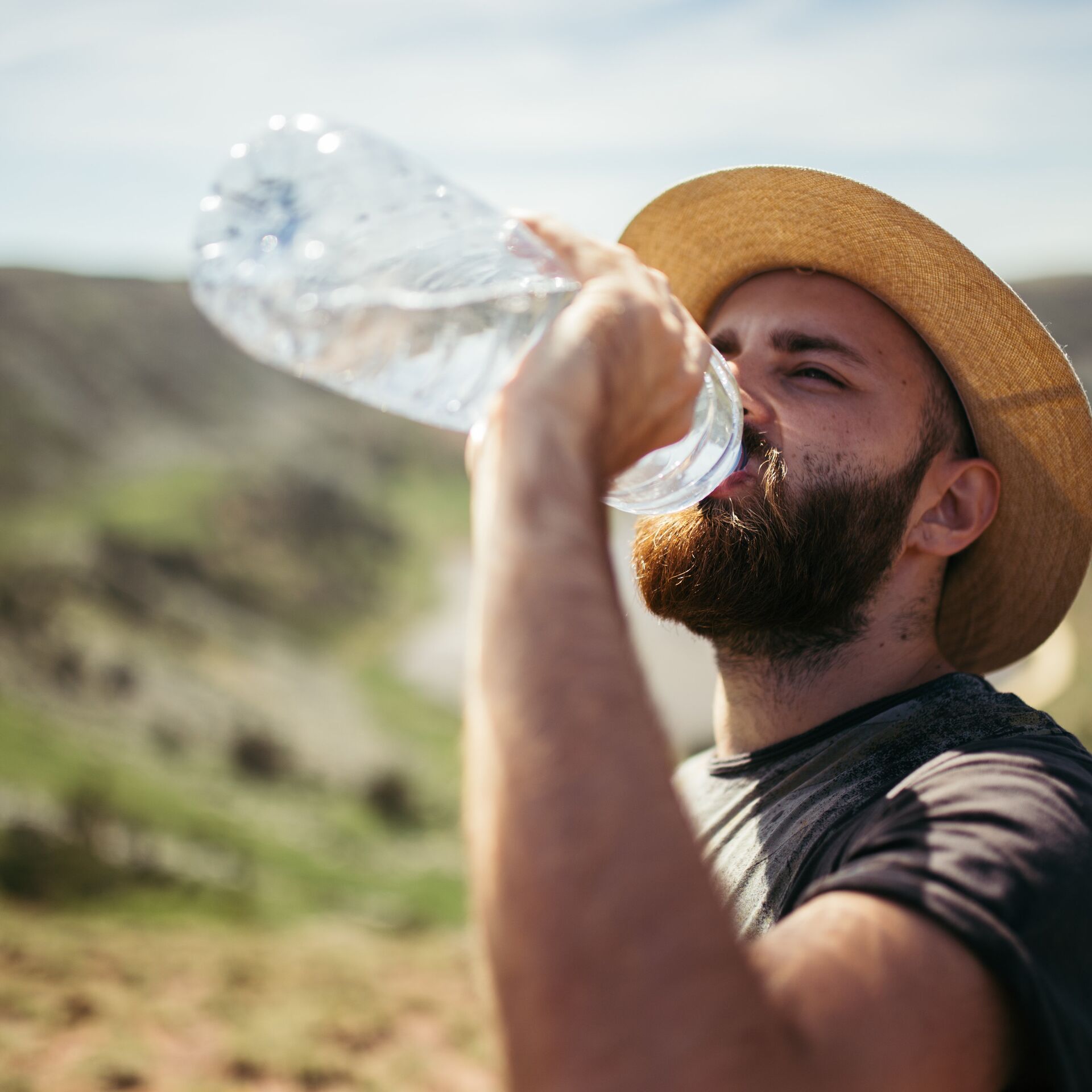 Я хочу быть водою. Вода в жару. Пить воду. Бутылка воды жара. Фото пьющего воду человека в жару Красноярск.