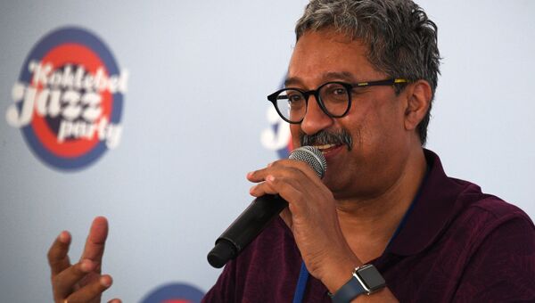Руководитель индийского музыкального коллектива Rajeev raja combine Раджа Раджив на пресс-конференции, посвященной 16-му международному музыкальному фестивалю Koktebel Jazz Party