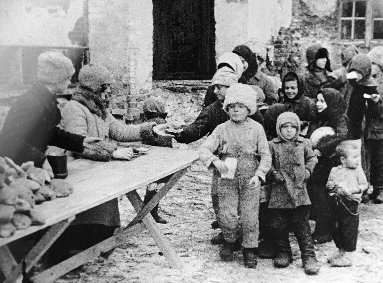 Раздача еды беспризорным детям Раздача еды беспризорным детям