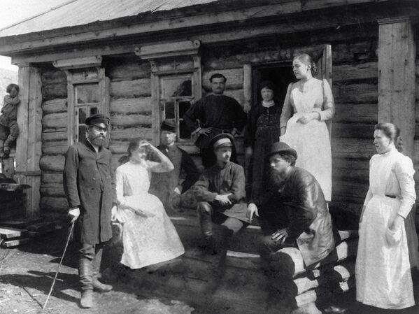 Сестры милосердия стоят на крыльце дома с местными жителями. Санитарный поезд в селе Нарукеево, голодный год, 1891-1892 г. г. 