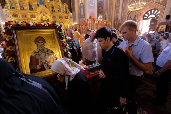 Верующие стоят в очереди к мощам святителя Спиридона Тримифунтского в Свято-Екатерининском соборе в Краснодаре. 24 августа 2018 Верующие стоят в очереди к мощам святителя Спиридона Тримифунтского в Свято-Екатерининском соборе в Краснодаре. 24 августа 2018