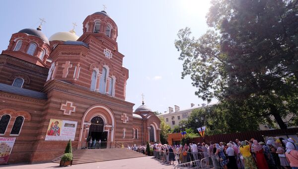 Верующие стоят в очереди к мощам святителя Спиридона Тримифунтского у Свято-Екатерининского собора в Краснодаре. 24 августа 2018
