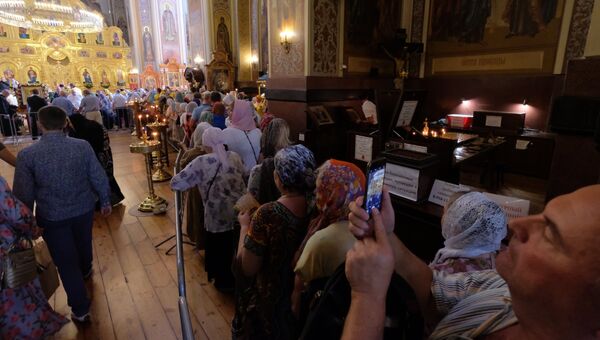 Верующие стоят в очереди к мощам святителя Спиридона Тримифунтского в Свято-Екатерининском соборе в Краснодаре. 24 августа 2018
