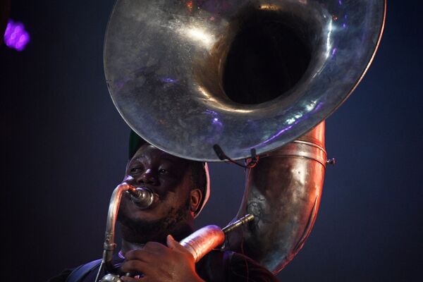 Участник Rebirth Brass Band во время выступления на 16-м международном музыкальном фестивале Koktebel Jazz Party