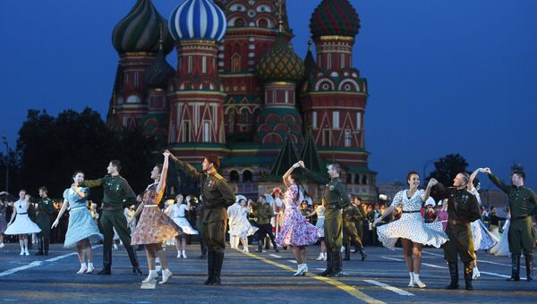 Танцоры на торжественной церемонии открытия XI Международного военно-музыкального фестиваля Спасская башня на Красной площади в Москве