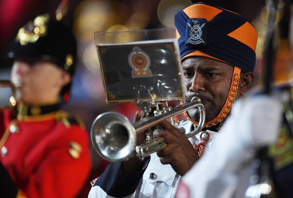 Военнослужащие военного оркестра Шри-Ланки на торжественной церемонии открытия XI Международного военно-музыкального фестиваля Спасская башня