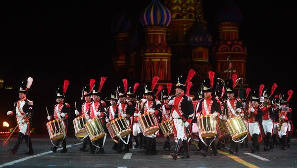 Корпус Старых гренадеров Женевы (Швейцария) на торжественной церемонии открытия XI Международного военно-музыкального фестиваля Спасская башня