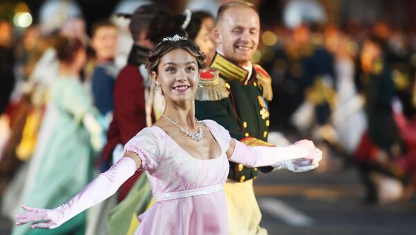 Танцоры на торжественной церемонии открытия XI Международного военно-музыкального фестиваля Спасская башня