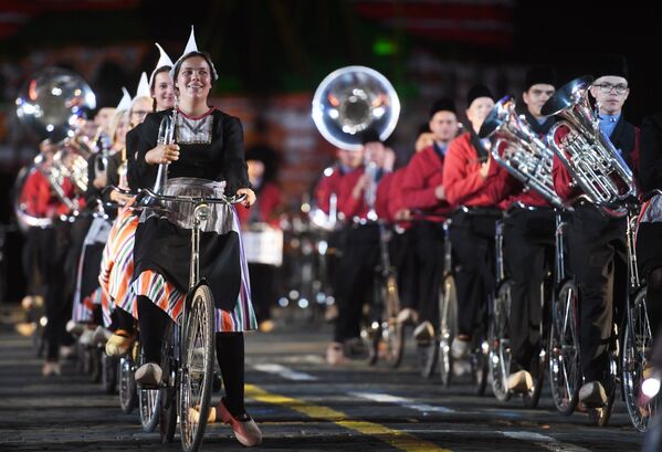 Оркестр на велосипедах Крещендо (Нидерланды) на торжественной церемонии открытия XI Международного военно-музыкального фестиваля Спасская башня