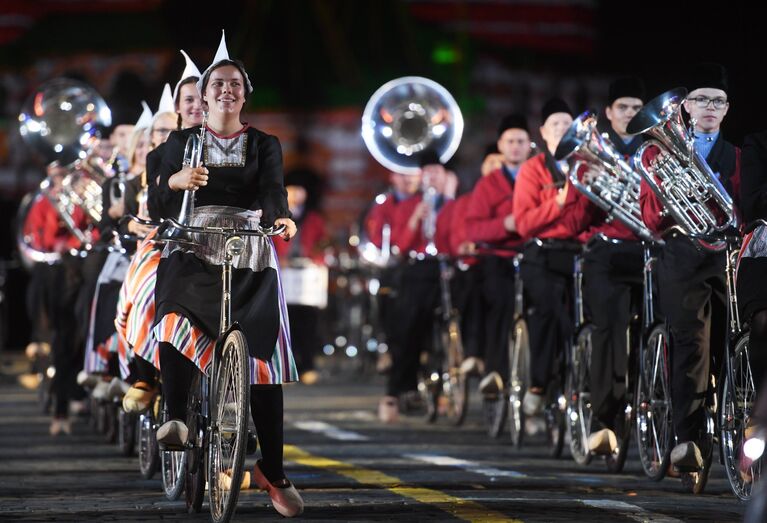 Оркестр на велосипедах Крещендо (Нидерланды) на торжественной церемонии открытия XI Международного военно-музыкального фестиваля Спасская башня Оркестр на велосипедах Крещендо (Нидерланды) на торжественной церемонии открытия XI Международного военно-музыкального фестиваля Спасская башня