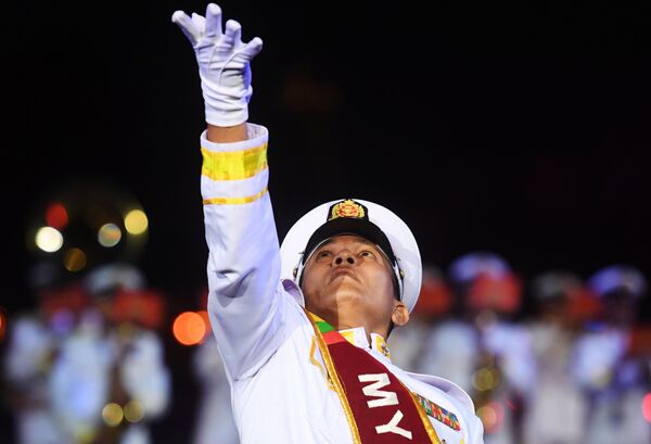Военнослужащий военного оркестра Вооруженных сил Мьянмы на торжественной церемонии открытия XI Международного военно-музыкального фестиваля Спасская башня