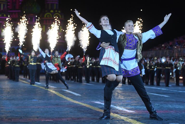 Оркестр суворовцев Московского военно-музыкального училища им. генерал-лейтенанта В.М. Халилова на торжественной церемонии открытия XI Международного военно-музыкального фестиваля Спасская башня Оркестр суворовцев Московского военно-музыкального училища им. генерал-лейтенанта В.М. Халилова на торжественной церемонии открытия XI Международного военно-музыкального фестиваля Спасская башня