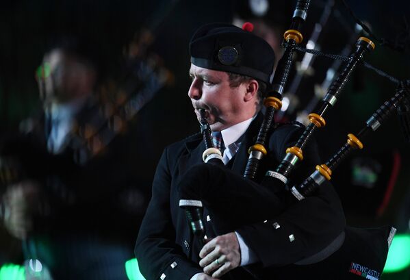 Участник международного кельтского оркестра волынок и барабанов на торжественной церемонии открытия XI Международного военно-музыкального фестиваля Спасская башня