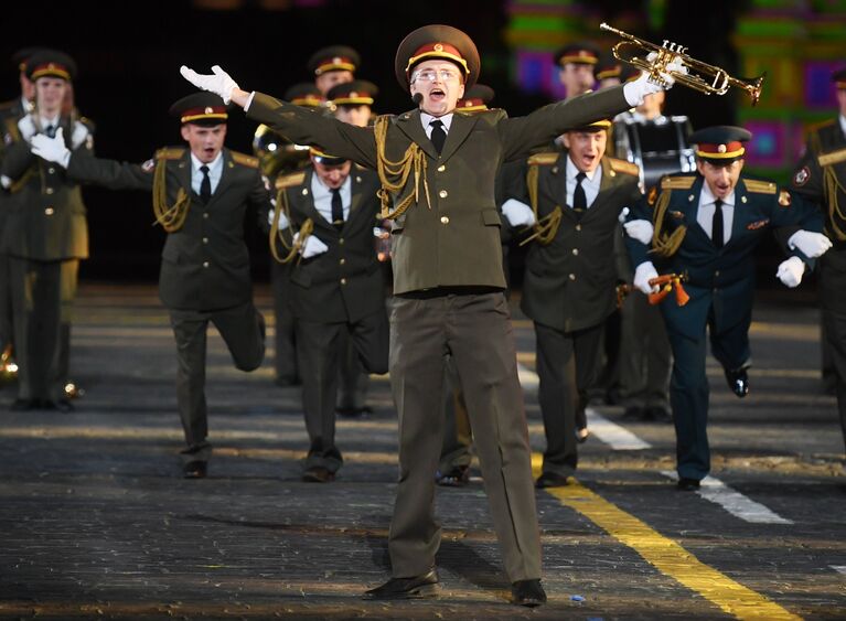 Сводный военный оркестр войск национальной гвардии на торжественной церемонии открытия XI Международного военно-музыкального фестиваля Спасская башня Сводный военный оркестр войск национальной гвардии на торжественной церемонии открытия XI Международного военно-музыкального фестиваля Спасская башня