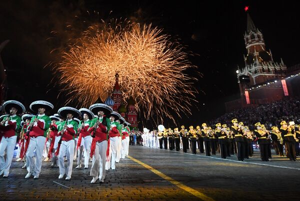 Салют на торжественной церемонии открытия XI Международного военно-музыкального фестиваля Спасская башня на Красной площади в Москве