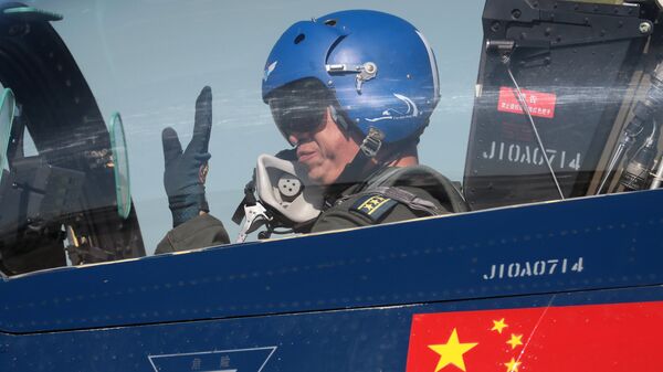 Пилот в многоцелевом истребителе четвёртого поколения 6xJ-10 авиационной группы высшего пилотажа КНР Первое августа
