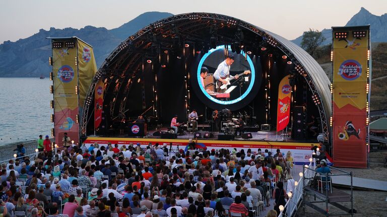 Китайская группа Sedar Band выступает на 16-м международном музыкальном фестивале Koktebel Jazz Party