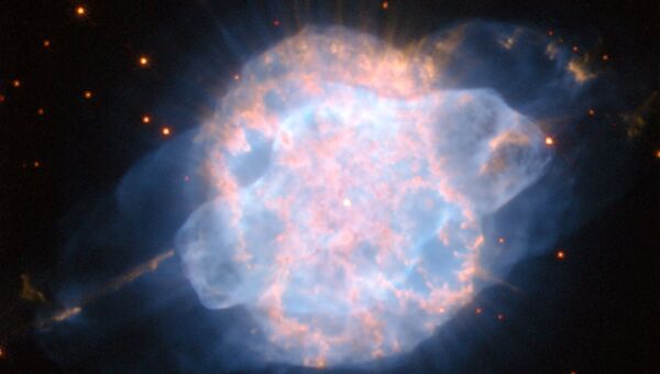 Туманность NGC 3918 в созвездии Центавра на расстоянии примерно 4900 световых лет от Земли