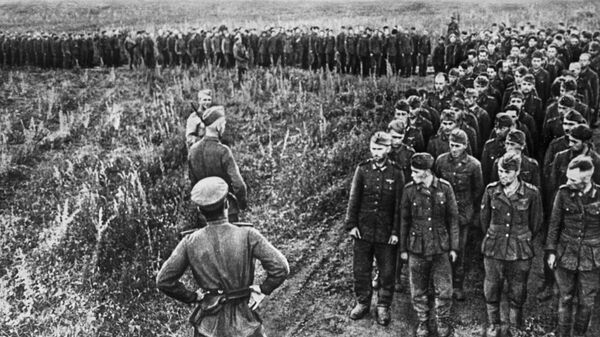 Немецкие солдаты и офицеры, взятые в плен в битве под Курском. Август 1943