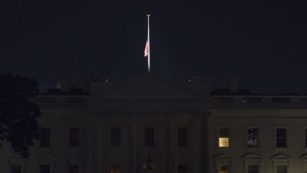 Государственный флаг США приспущен  над зданием Белоого дома в Вашингтоне через несколько часов после смерти американского республиканского сенатора Джона Маккейна. 25 августа 2018