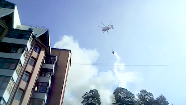 Вертолет МЧС во время ликвидации пожара в многоэтажном жилом здании в Королеве. 26 августа 2018