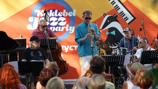 Ансамбль Каданс Германа Лукьянова выступает на Волошинской сцене на 16-м международном музыкальном фестивале Koktebel Jazz Party