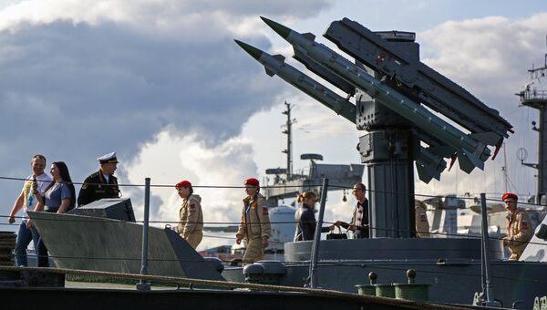 Юнармейцы на экскурсии на малом ракетном корабле Айсберг в рамках военно-технического форума Армия - 2018 в Североморске