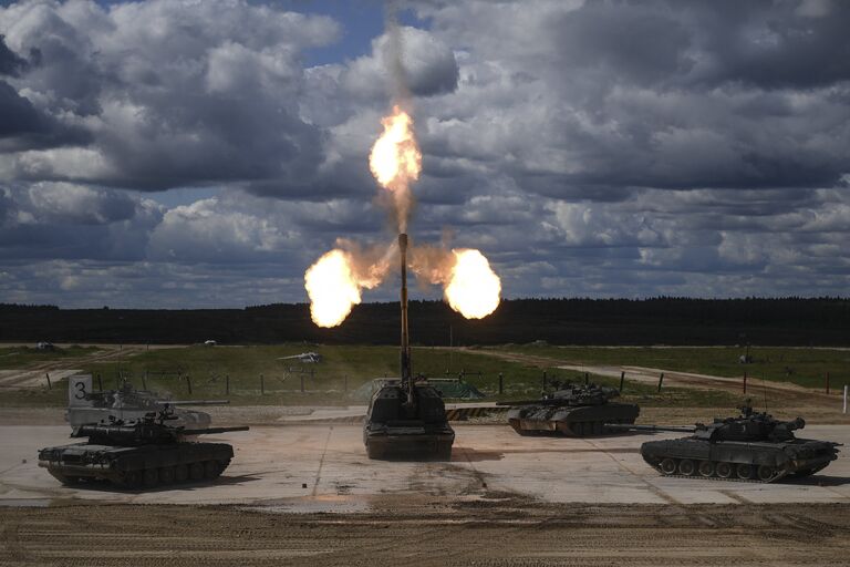 Танки Т-90 и самоходная артиллерийская установка (САУ) Мста-С (в центре) во время динамической экспозиции на выставке «Армия России – завтра» в рамках IV Международного военно-технического форума «Армия-2018» в Кубинке