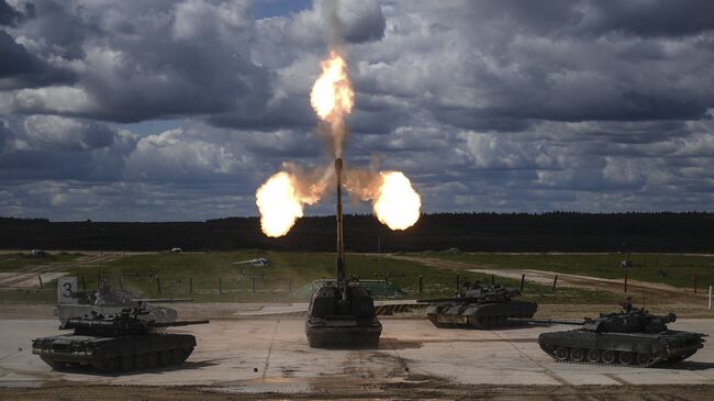 Танки Т-90 и самоходная артиллерийская установка (САУ) Мста-С (в центре) во время динамической экспозиции на выставке «Армия России – завтра» в рамках IV Международного военно-технического форума «Армия-2018» в Кубинке