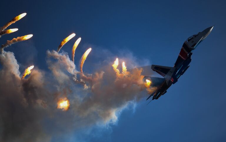 Многоцелевой истребитель Су-30СМ пилотажной группы Русские витязи на закрытии IV Международного военно-технического форума «Армия-2018»