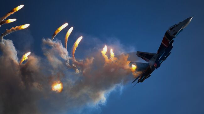 Многоцелевой истребитель Су-30СМ пилотажной группы Русские витязи на закрытии IV Международного военно-технического форума Армия-2018