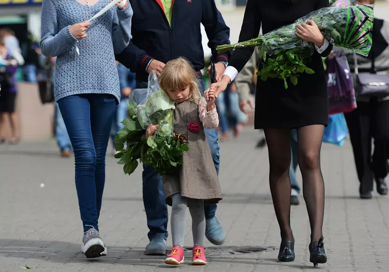Москвичи покупают цветы к 1 сентября на Рижском цветочном рынке Москвичи покупают цветы к 1 сентября на Рижском цветочном рынке