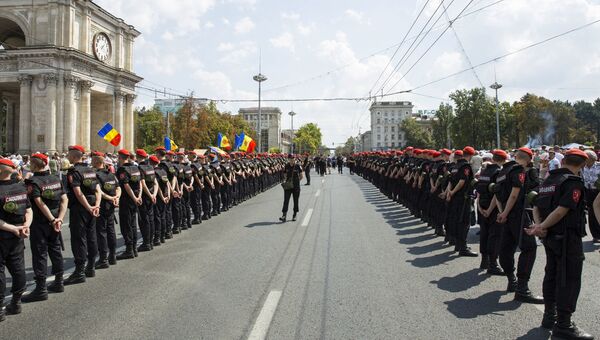 Сотрудники правоохранительных органов во время акции протеста в Кишиневе. 26 августа 2018