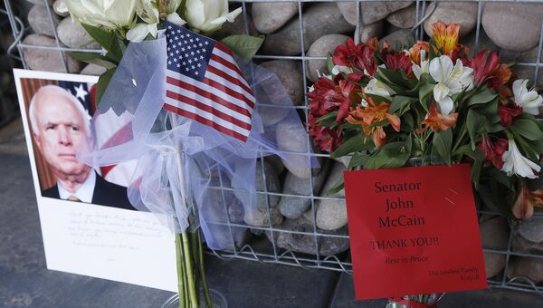 Мемориал перед офисом сенатора Джона Маккейна в Фениксе, США