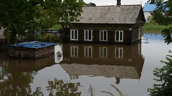 Здание, затопленное в результате паводка, в Уссурийске. 27 августа 2018