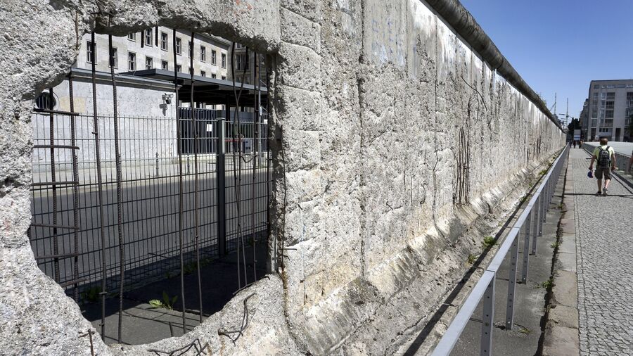 Берлинская стена простояла бы сто лет, но рухнула из-за одного слова - РИА  Новости, 09.11.2019