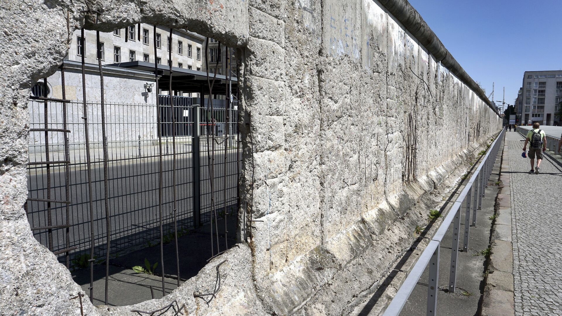 Берлинскую стену хотят восстановить, чтобы вновь разрушить - РИА Новости,  27.08.2018