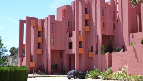 Жилой комплекс Красная стена в Кальпе, Испания