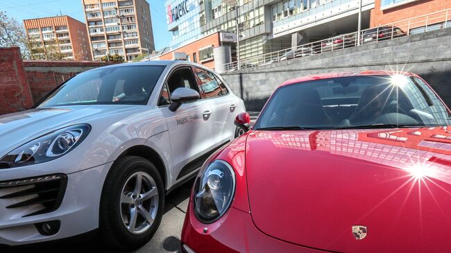 Автомобили Porsche Carrera 4s и Porsche Macan московского сервиса каршеринга Яндекс.Драйв