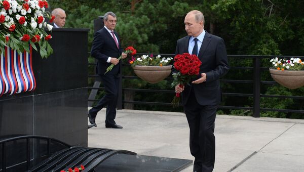 Президент РФ Владимир Путин возлагает цветы к монументу Память шахтеров Кузбасса в городе Кемерово. 27 августа 2018