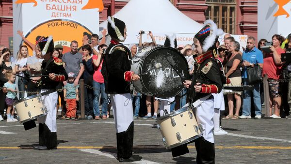 Участники объединения барабанщиков Марш выступают на фестивале Спасская башня детям на Красной площади в Москве