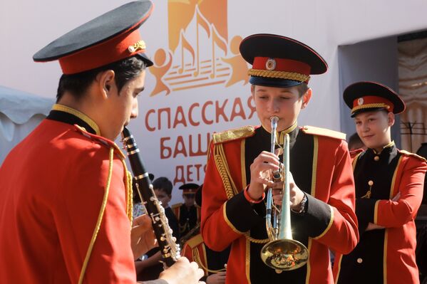 Участники фестиваля Спасская башня детям репетируют перед выступлением на Красной площади в Москве
