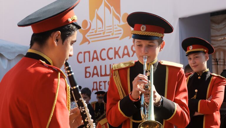 Участники фестиваля Спасская башня детям репетируют перед выступлением на Красной площади в Москве